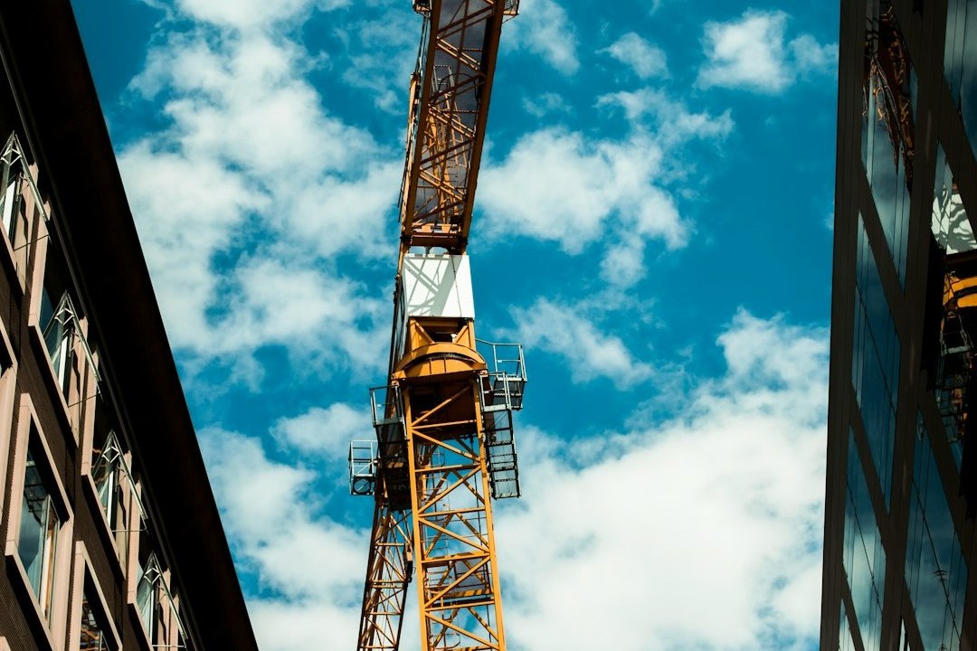 Bauarbeiter auf einer Baustelle in Deutschland: Fachkräfte in modernisierten Ausbildungsberufen ab August 2026