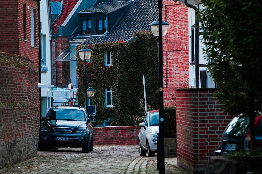 Frau in medizinischer Berufskleidung bereitet sich auf den Arbeitstag in einer Arztpraxis vor