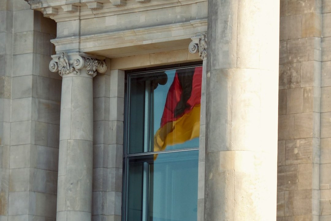 Azubi und Ausbilder arbeiten gemeinsam in einer Werkstatt