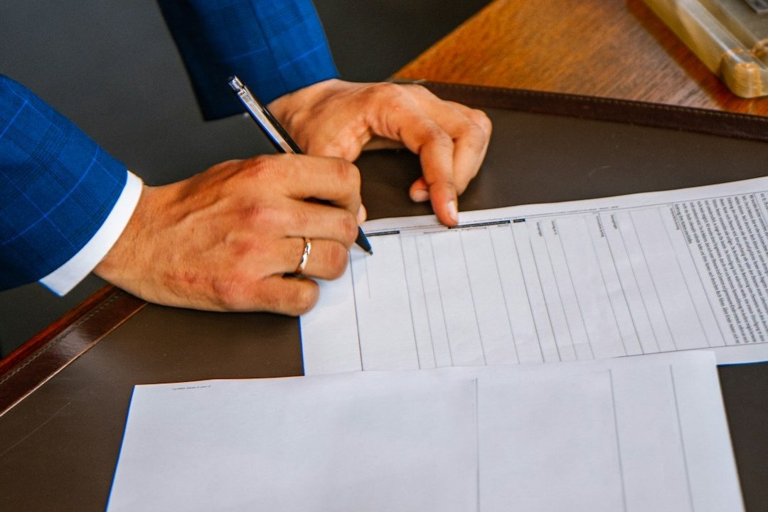 Ausbildungsvertrag auf einem Schreibtisch mit Stift bereit zur Unterschrift