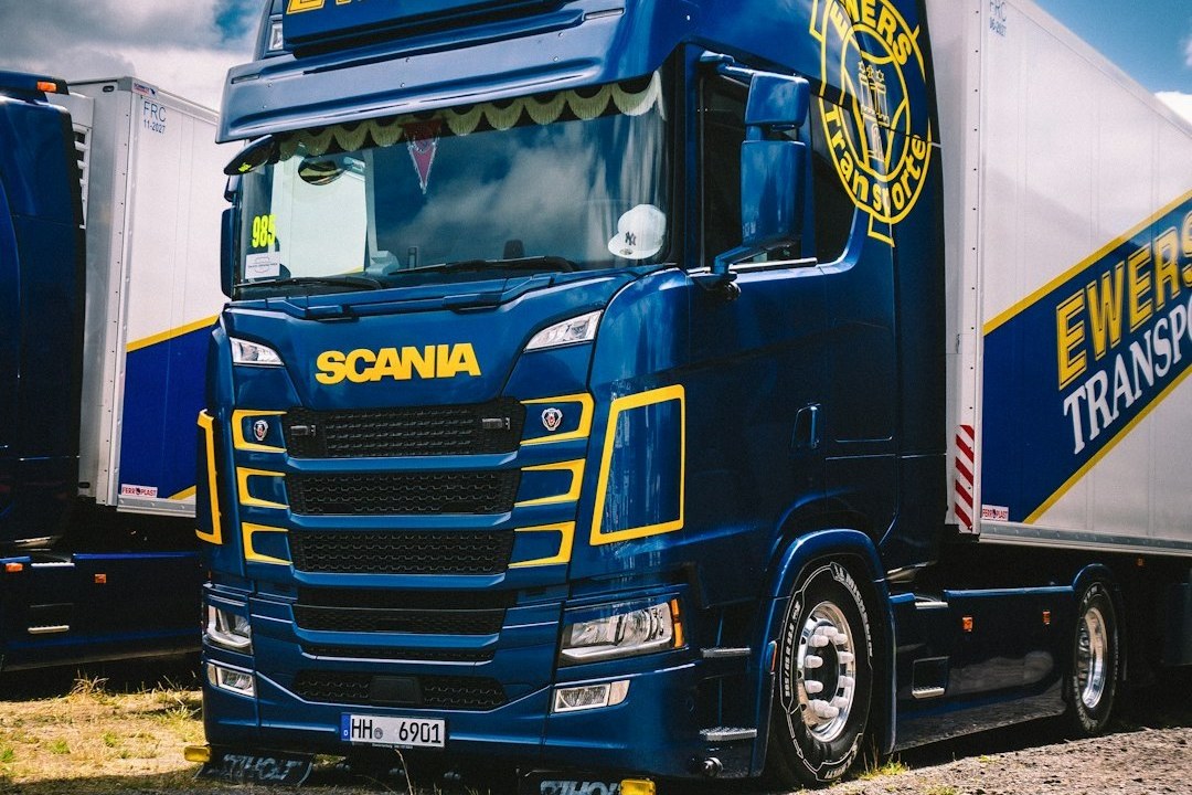 Berufskraftfahrer am Steuer eines modernen LKW auf der Autobahn