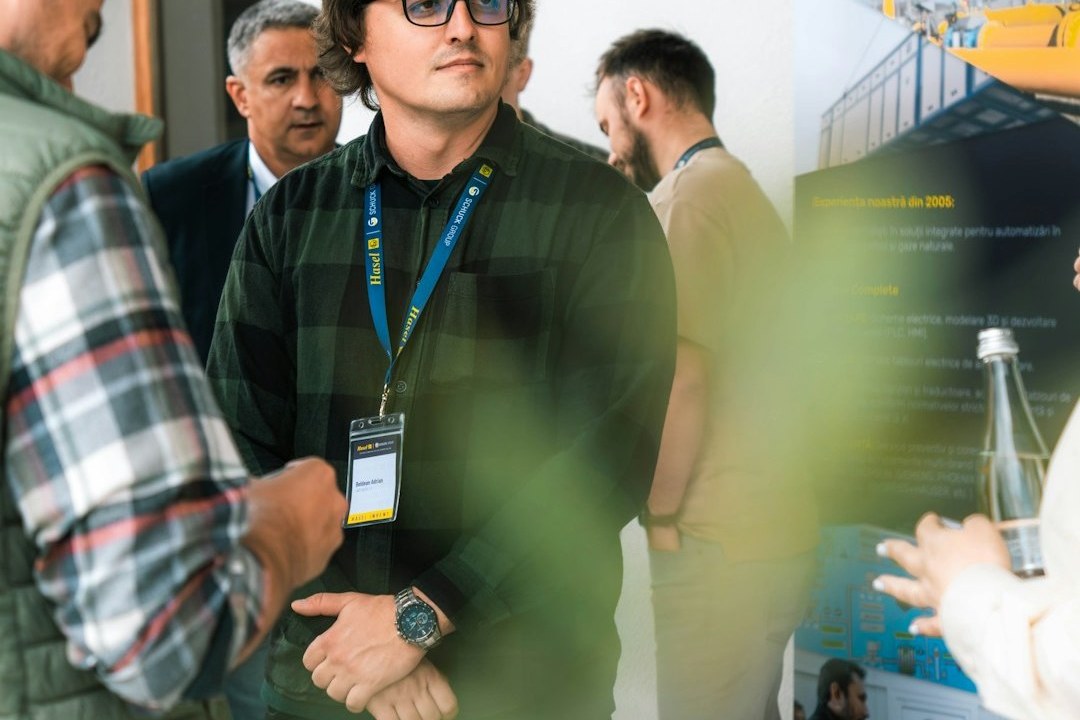 Messestand auf einer Ausbildungsmesse: Besucher im Gespräch mit Ausbildern