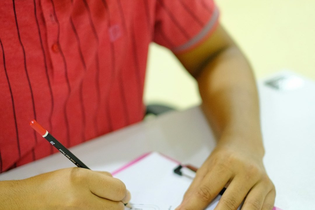Schreibtisch mit Stift, Testheft und Taschenrechner: Vorbereitung auf den Einstellungstest für kaufmännische Ausbildungsberufe