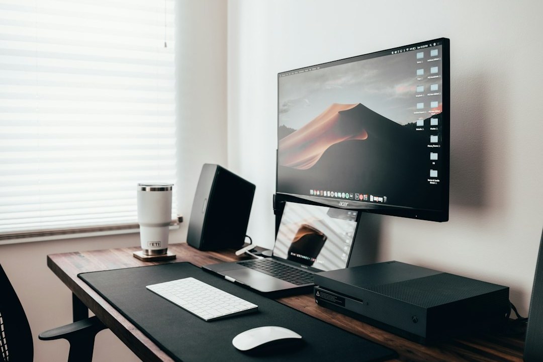 Büroarbeitsplatz mit Ordnern, Laptop und Dokumentenstapeln: Alltag einer Kauffrau für Büromanagement