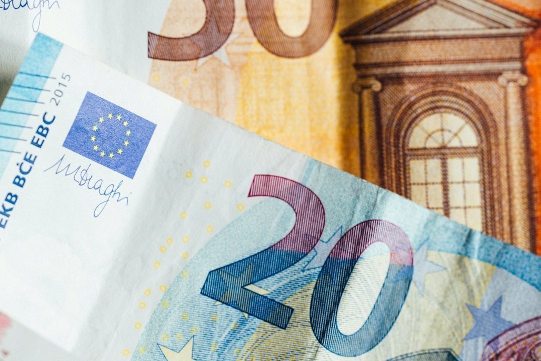Сімейний бюджет у Німеччині: монети, купюри євро і дитячі малюнки на столі