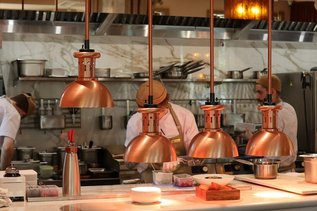 Köche bei der Arbeit in einer professionellen Restaurantküche