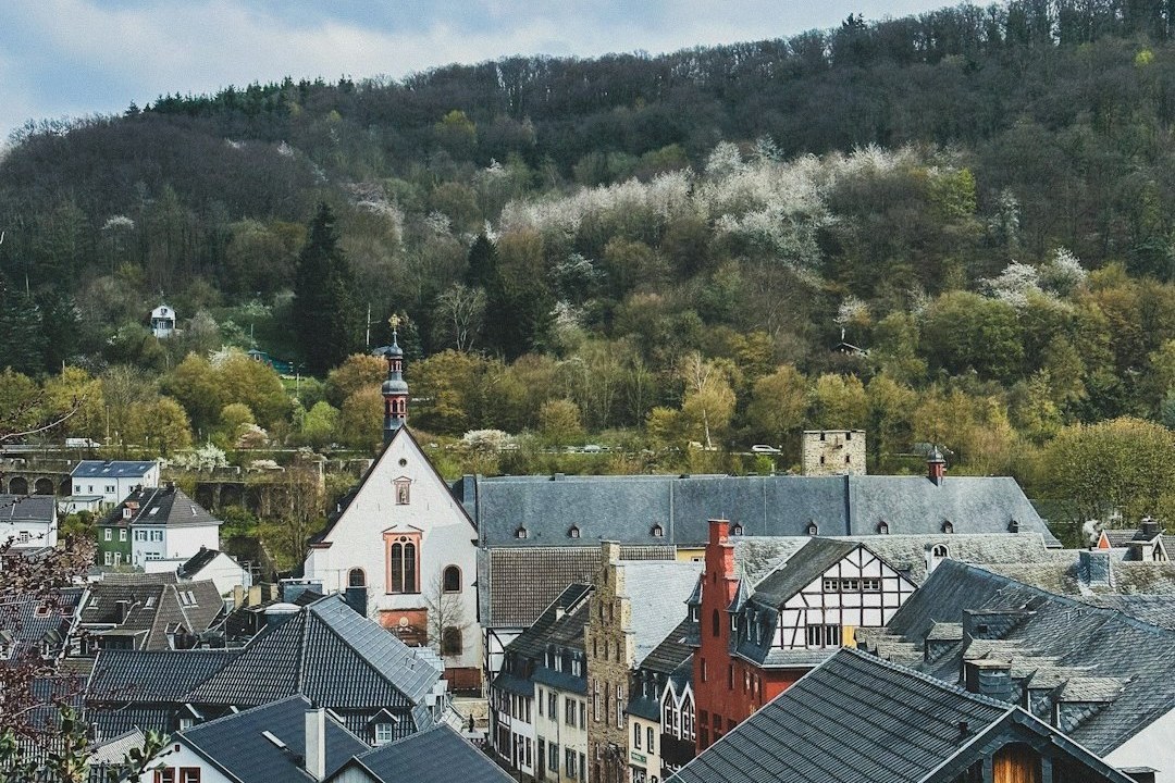 Azubi zählt Euro-Scheine und Münzen für die monatliche Ausbildungsvergütung