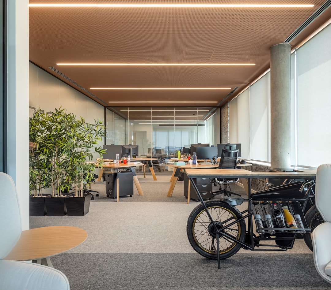 Modernes Büro mit offener Raumgestaltung als Beispiel für verschiedene Büroformen