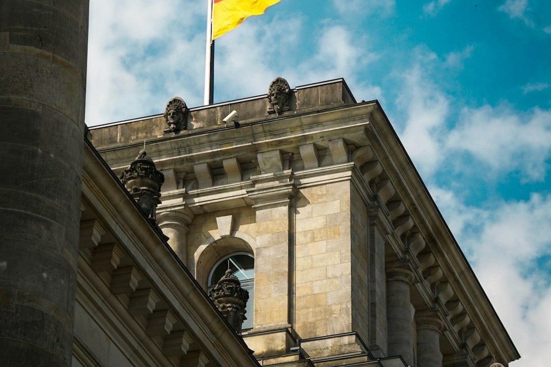 Jobcenter-Bescheid und Euro-Scheine auf einem Tisch: Reform von Bürgergeld zu Grundsicherung ab Juli 2026