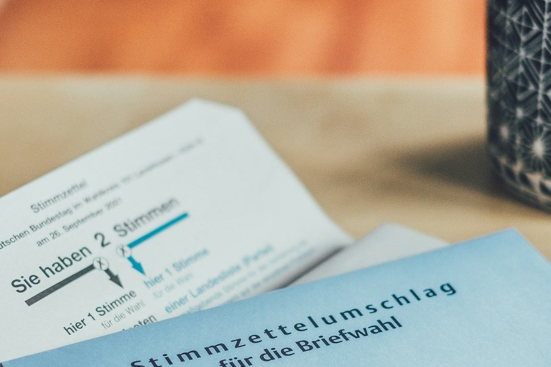 Письмо от Bundeszentralamt für Steuern с идентификационным номером на столе