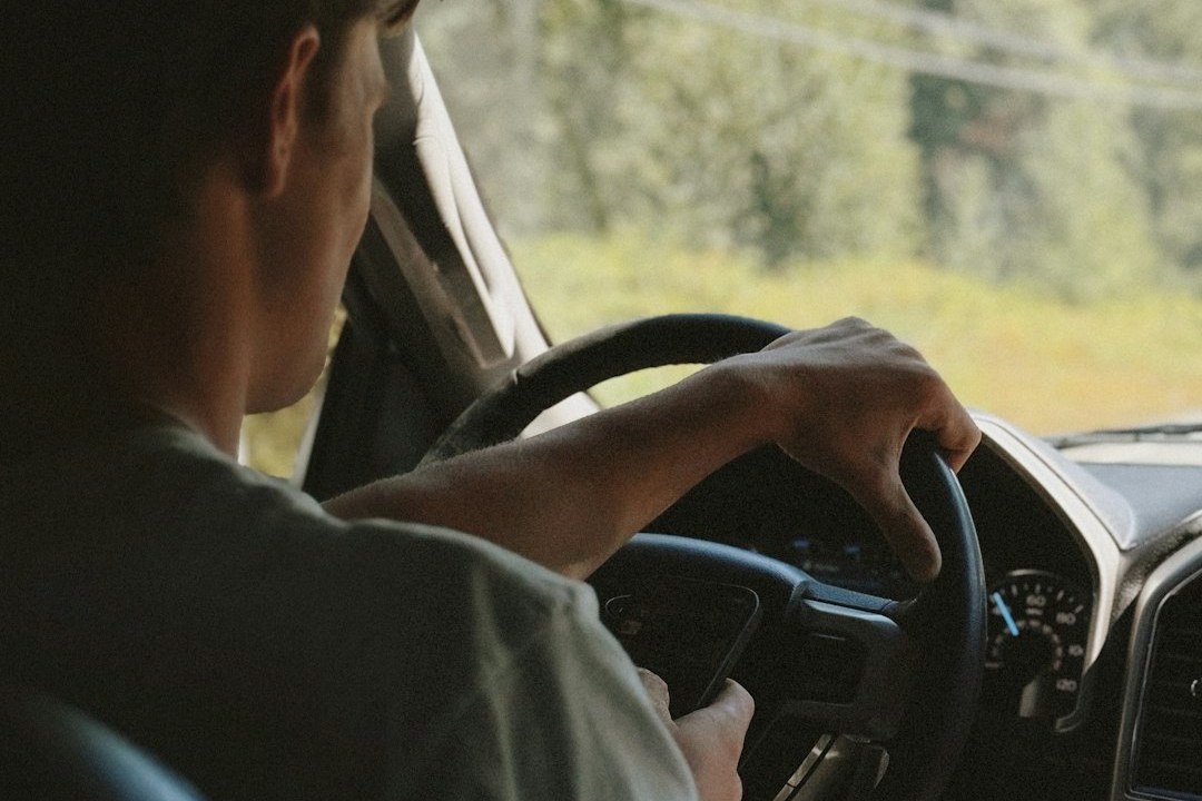 Ukrainischer Führerschein neben einem deutschen Fahrzeugschlüssel auf einem Tisch