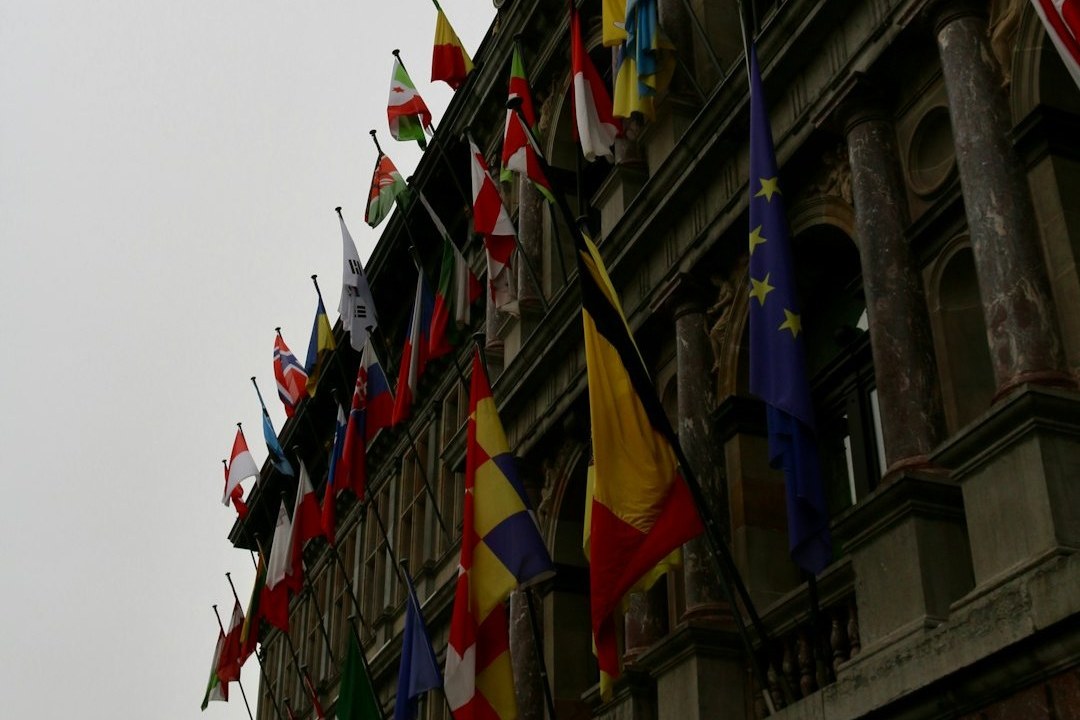 Ukrainische Flagge vor dem Gebäude des Rates der Europäischen Union in Brüssel