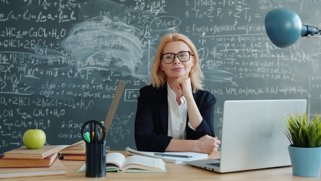 Auszubildende am Schreibtisch mit Laptop bei der Prüfungsvorbereitung